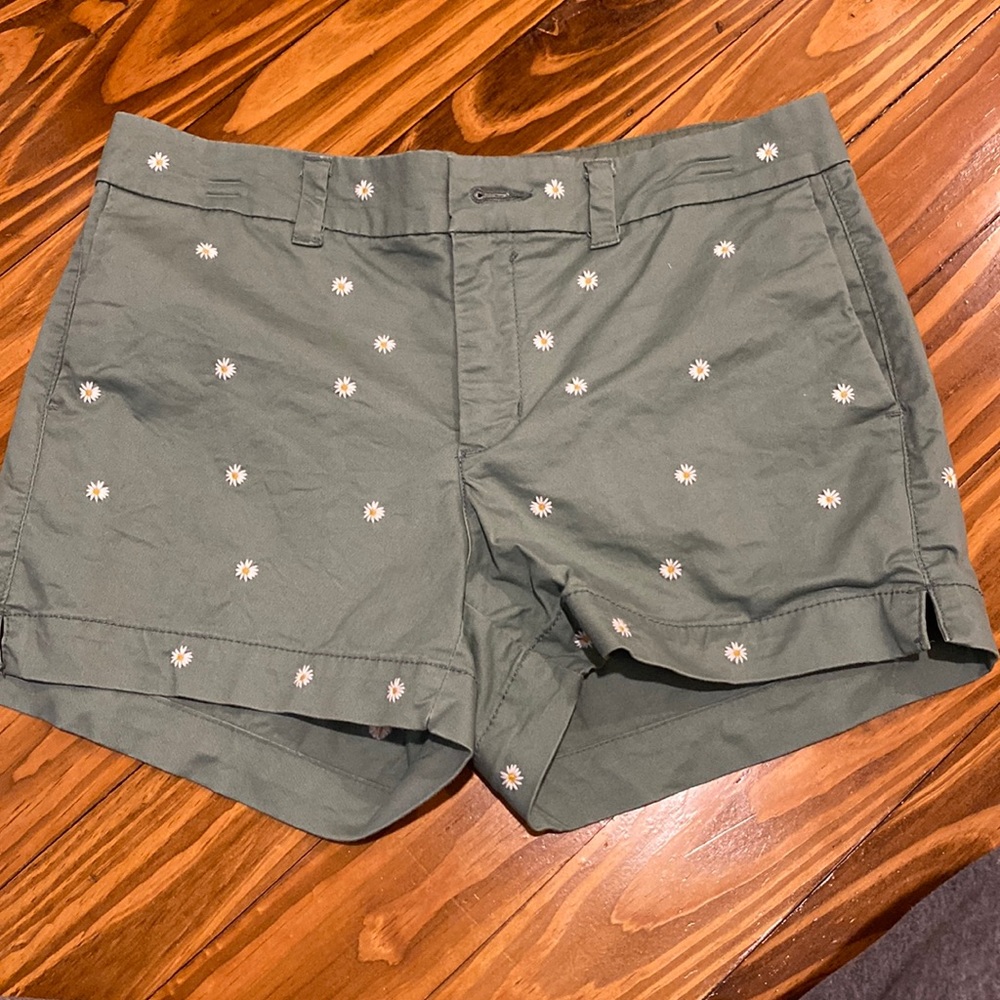 Women’s old navy everyday short daisy embroidery size 4